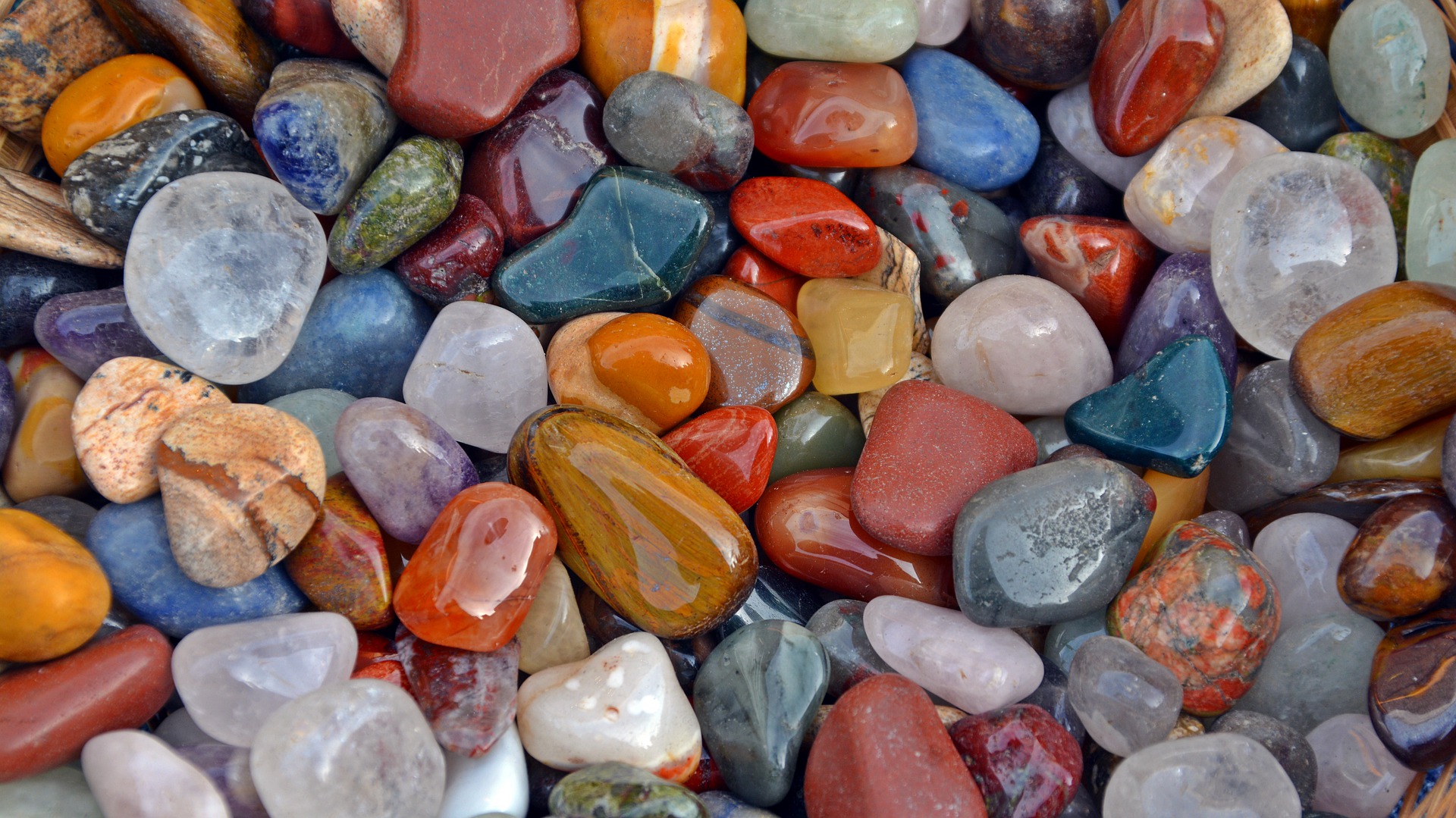Precious stones. Поделочные камни. Текстура полудрагоценных камней. Полудрагоценные камни фон. Фон разноцветные камни.